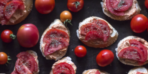 Tomatsmørsmørbrød med løk og merian