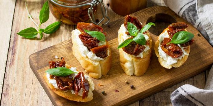 Bruschetta med soltørkede tomater og ricotta