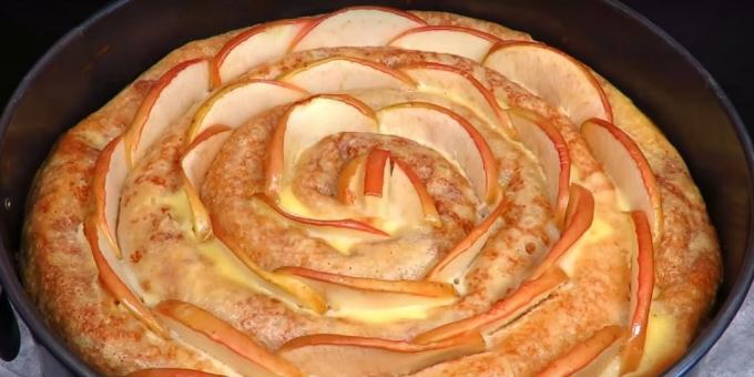 Oppskrifter: Pancake kake med cottage cheese og eple stuffing