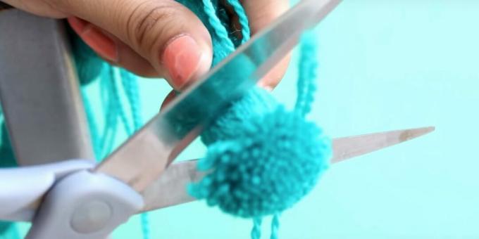 Hvordan lage en pompon: klipp resten av trådene