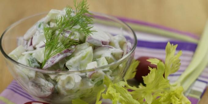 Salat med selleri, reddiker og agurk