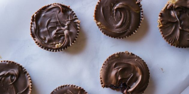 Mørk sjokolade: kurver med sjokolade med mandelmasse