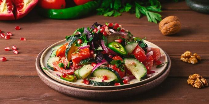 Salat av tomater og agurker med nøtter og granateple
