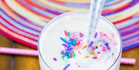 Milkshake med fargede piller