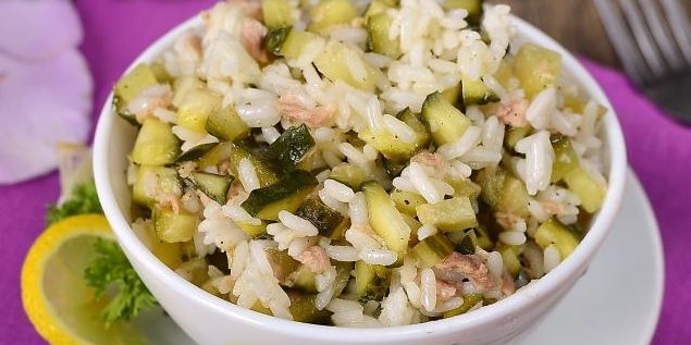 Salat med ris, tunfisk og syltede agurker