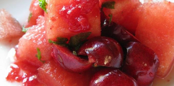 Fruktsalat: vannmelon-mint salat med kirsebær