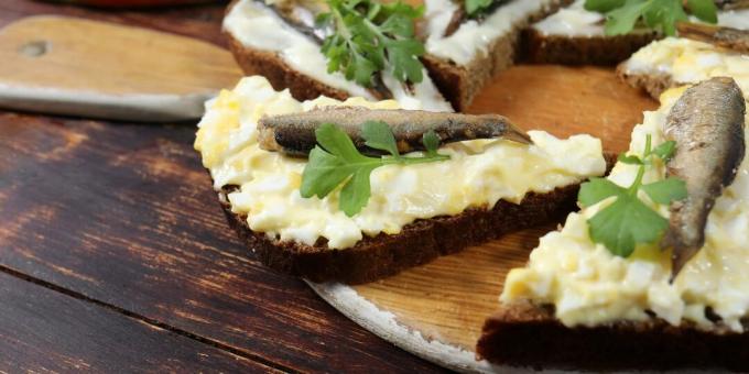 Smørbrød med brisling, egg og ost