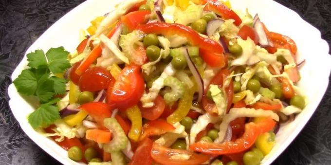 Salat med grønne erter, paprika, selleri og tomater