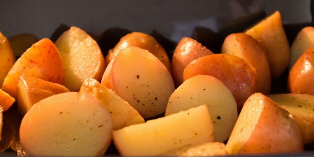 Bakte nye poteter: en enkel oppskrift