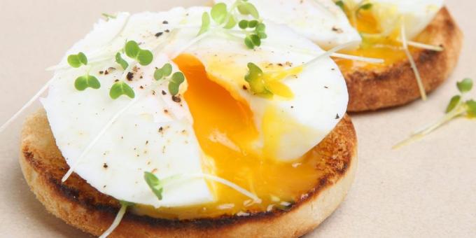 Posjerte egg i en panne