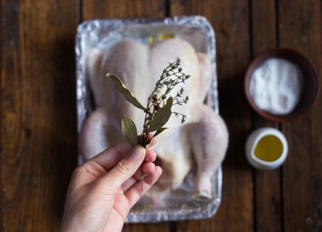 Sitronovnekylling: Tilsett timian og lavrushka i kyllingen