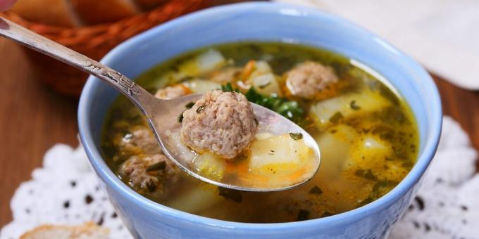 Suppe med kjøttboller i en slow cooker