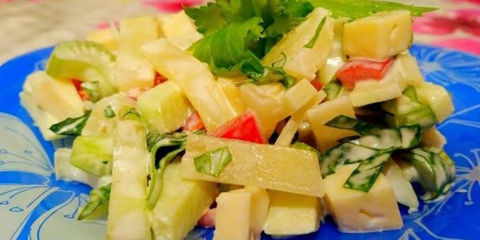 Hvordan forberede en salat med ananas, selleri, eple, ost og pepper