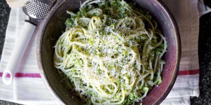 Oppskrift på pasta med pesto saus med brokkoli og parmesan