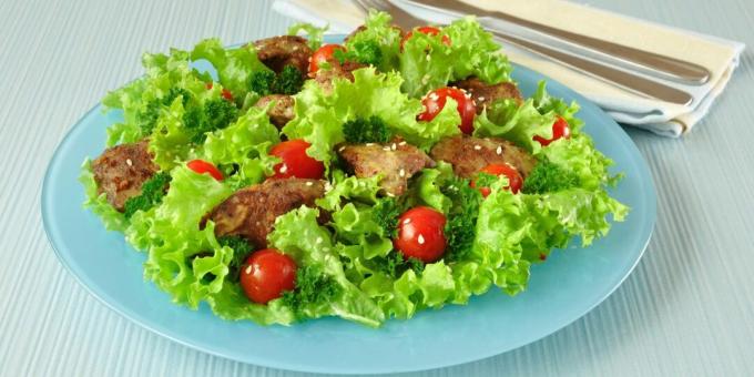 Salat med kyllinglever, sellerirot og tomater