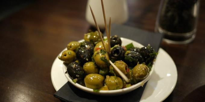 Marinerte oliven med hvitløk og jalapenos