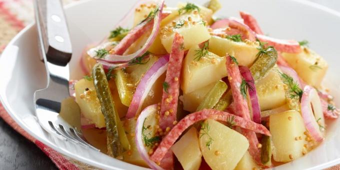Salat med pickles, poteter og pølse