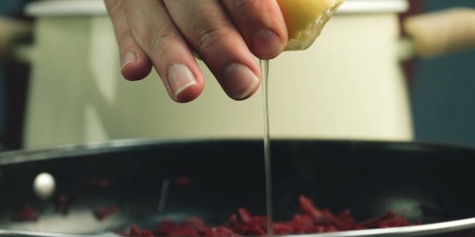 Trinn for trinn oppskrift for Borsjtsj: Kombiner bete sitronsyre, eddik eller sitronsaft