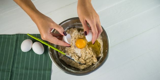 Pære- og valnøttpai: Tilsett yoghurt, smør og egg