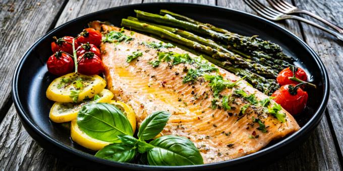 Bakt rød fisk med asparges og sitron