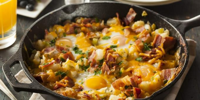 Stekt egg med bacon, poteter og ost