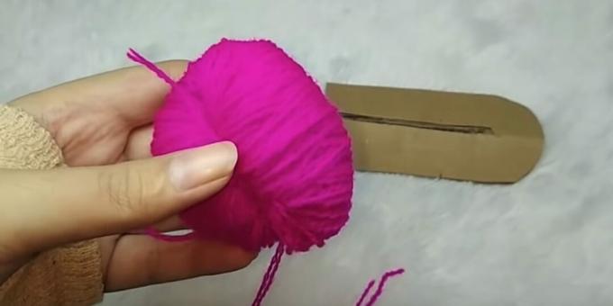 Hvordan lage en pompon: fjern trådene