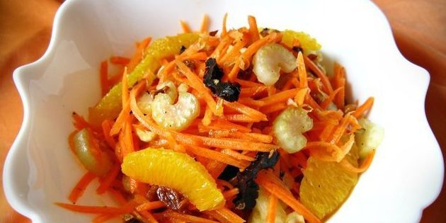 Salat av gulrøtter, selleri, appelsiner, nøtter og tørket frukt