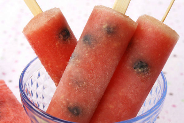 Iskrem med blåbær, ananas og vannmelon