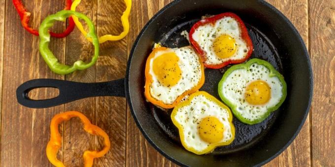 Eggerøre i paprika i en stekepanne