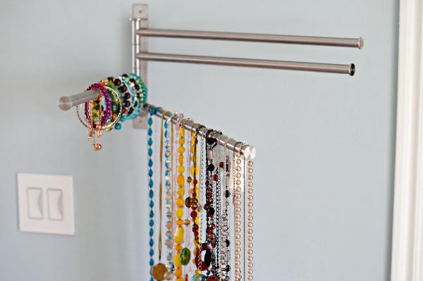 Holde ting i skapet: Hanger for smykker