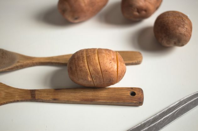 Hasselbeck poteter: kutt potetene