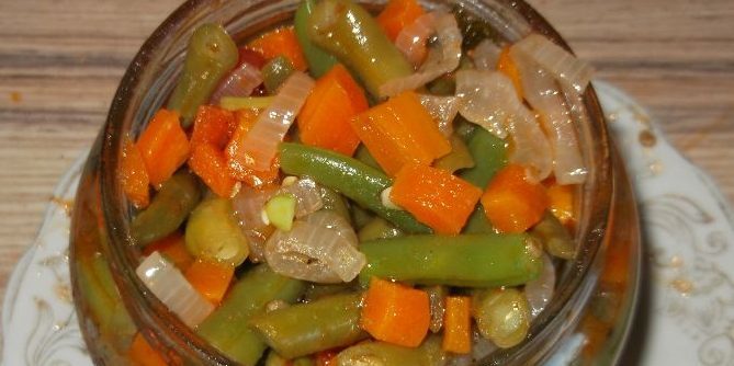 Hvordan forberede vinteren gulrøtter: Salat av gulrøtter og grønne bønner