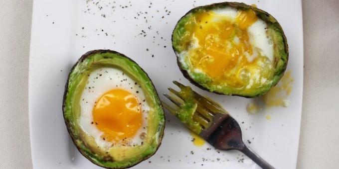 Hvordan koke egg i ovnen: Bakte egg i kurver med avokado