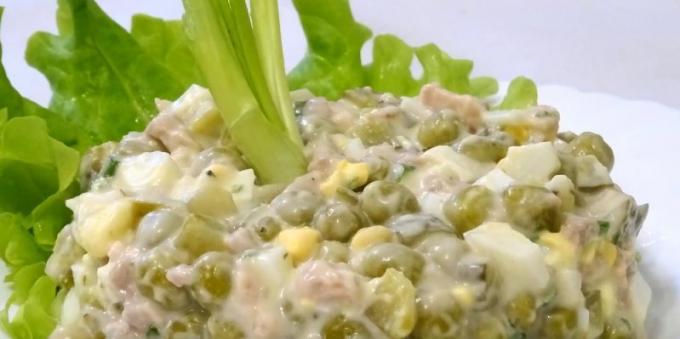 Salat med grønne erter og torskelever