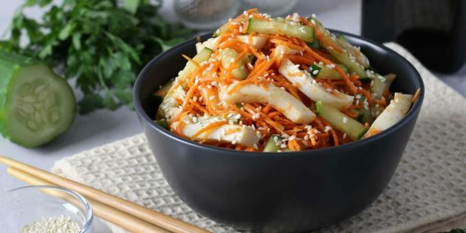 Salat med blekksprut, gulrøtter og agurker i koreansk stil