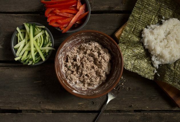 Klassisk onigirazu-sushi-sandwich: tilsett majones til tunfisk og smak til med en skvett svart pepper